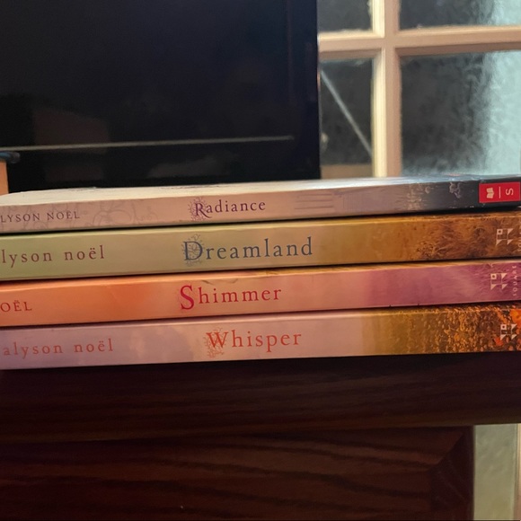 Allyson noel - Picture 2 of 2